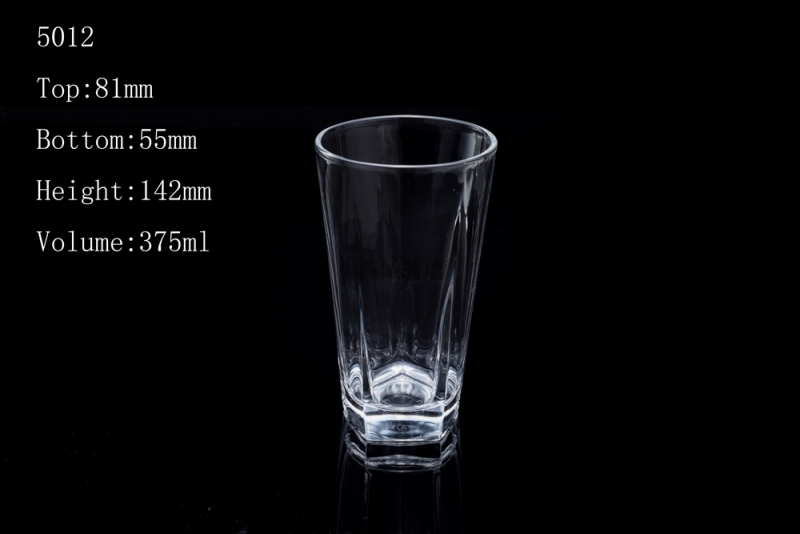 玻璃杯一种艳服饮用液体的容器