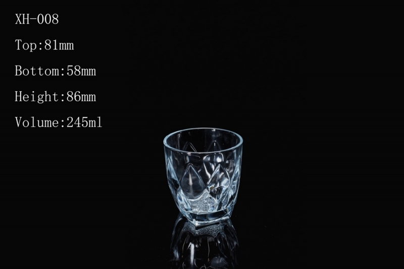 玻璃杯是一种常见的饮品容器